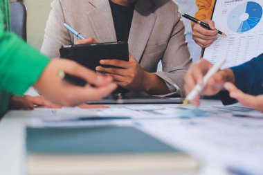 Toplantıdaki iş adamları birlikte planları tartışıyor.