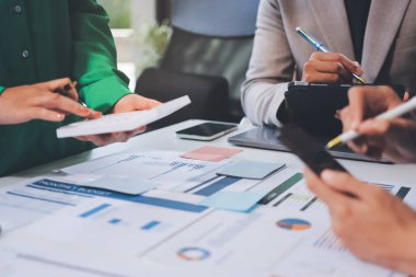 Toplantıdaki iş adamları birlikte planları tartışıyor.