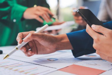 Toplantıdaki iş adamları birlikte planları tartışıyor.