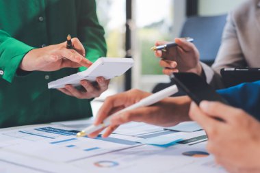 Toplantıdaki iş adamları birlikte planları tartışıyor.