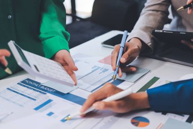 Toplantıdaki iş adamları birlikte planları tartışıyor.