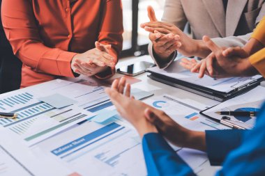 Başarı, alkışlarla izleyiciler ve iş toplantısında mercek alevleriyle birlikte. Başarı veya kutlama, motivasyon ve iş adamları iyi haber veya destek için el çırpıyor