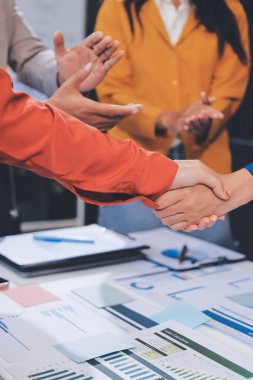 İş birleşme ve satın alma, başarılı müzakere, tokalaşma, ortaklık ve iş anlaşması konseptine ortak olmak için iki iş adamı el sıkışması.