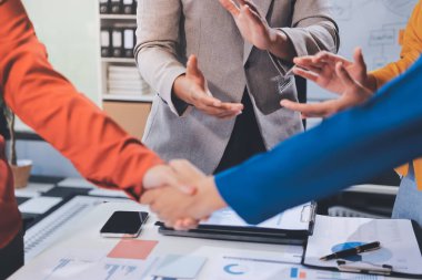 İş birleşme ve satın alma, başarılı müzakere, tokalaşma, ortaklık ve iş anlaşması konseptine ortak olmak için iki iş adamı el sıkışması.