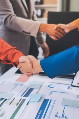 İş birleşme ve satın alma, başarılı müzakere, tokalaşma, ortaklık ve iş anlaşması konseptine ortak olmak için iki iş adamı el sıkışması.