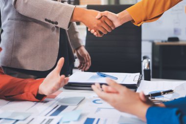 İş birleşme ve satın alma, başarılı müzakere, tokalaşma, ortaklık ve iş anlaşması konseptine ortak olmak için iki iş adamı el sıkışması.