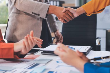 İş birleşme ve satın alma, başarılı müzakere, tokalaşma, ortaklık ve iş anlaşması konseptine ortak olmak için iki iş adamı el sıkışması.