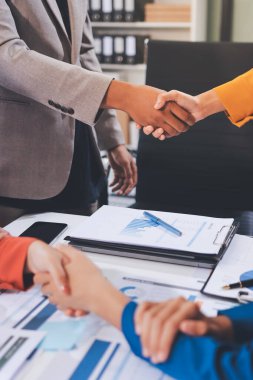 İş birleşme ve satın alma, başarılı müzakere, tokalaşma, ortaklık ve iş anlaşması konseptine ortak olmak için iki iş adamı el sıkışması.
