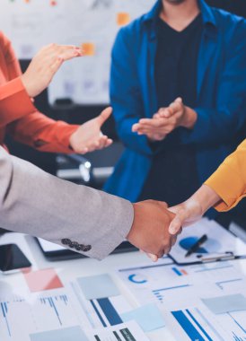 İş birleşme ve satın alma, başarılı müzakere, tokalaşma, ortaklık ve iş anlaşması konseptine ortak olmak için iki iş adamı el sıkışması.