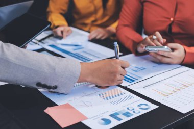 Modern Ofiste Mali Verileri Analiz Eden İş Ekibi