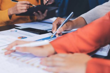 Modern Ofiste Mali Verileri Analiz Eden İş Ekibi