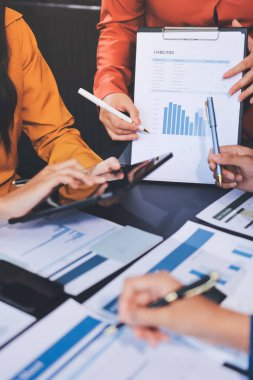 Modern Ofiste Mali Verileri Analiz Eden İş Ekibi