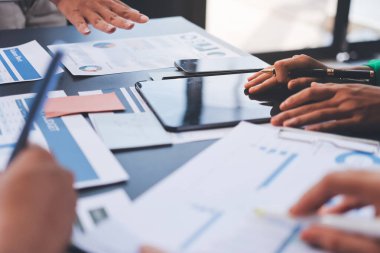 Modern Ofiste Mali Verileri Analiz Eden İş Ekibi