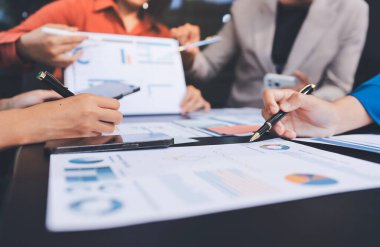 Modern Ofiste Mali Verileri Analiz Eden İş Ekibi