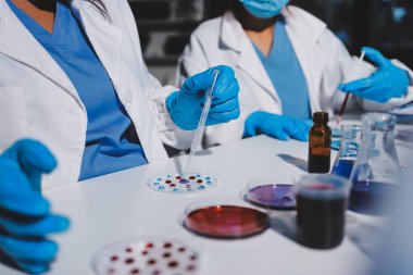 Klinik laboratuvarında çalışan araştırmacılar.