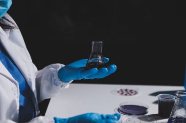 Klinik laboratuvarında çalışan araştırmacılar.