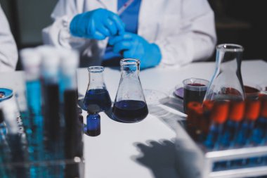 Klinik laboratuvarında çalışan araştırmacılar.