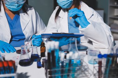 Klinik laboratuvarında çalışan araştırmacılar.