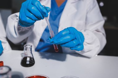 Klinik laboratuvarında çalışan araştırmacılar.