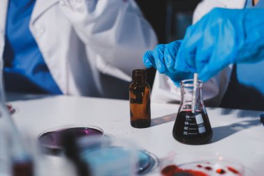 Klinik laboratuvarında çalışan araştırmacılar.