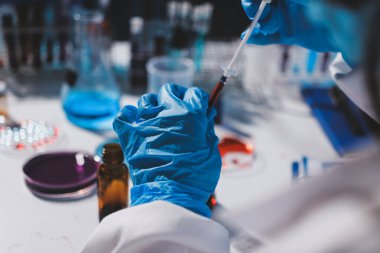 Klinik laboratuvarında çalışan araştırmacılar.