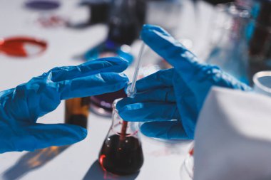 Klinik laboratuvarında çalışan araştırmacılar.