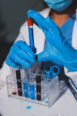 Klinik laboratuvarında çalışan araştırmacılar.