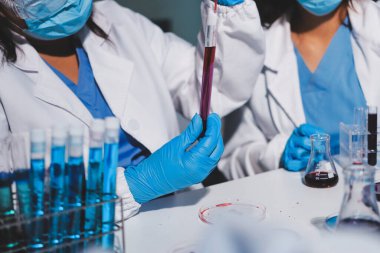 Klinik laboratuvarında çalışan araştırmacılar.