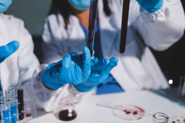 Klinik laboratuvarında çalışan araştırmacılar.