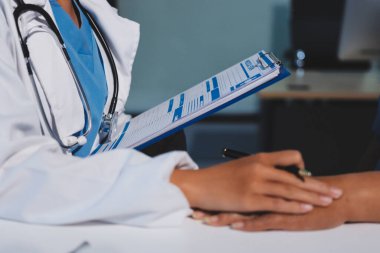 Yakın plan, doktor yaşlı bir kadınla el ele tutuşuyor ve kanser bakımı ya da destek. Sağlık hizmetleri veya güven, empati veya şefkat ve kadın bakıcı veya hemşire umut ve şefkat için yaşlı kişinin elini tutuyor.