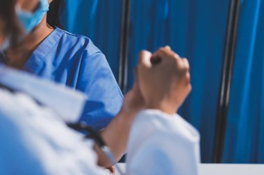 Hastanede Ortopedi uzmanı muayene hasta