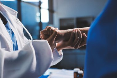 Hastanede Ortopedi uzmanı muayene hasta