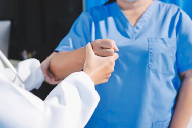 Hastanede Ortopedi uzmanı muayene hasta