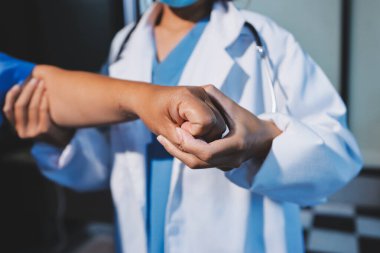 Hastanede Ortopedi uzmanı muayene hasta