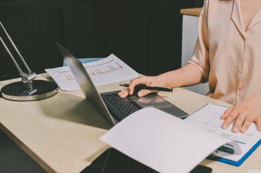 Vergi indirimi konsepti. Kadınlar kişisel gelir vergileri için vergi indirimi almak için harcamaları ve vergileri hesaplamak için bir hesap makinesi kullanıyorlar. Bireyler için vergi beyannamesi. Aylık giderler