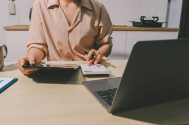 Vergi indirimi konsepti. Kadınlar kişisel gelir vergileri için vergi indirimi almak için harcamaları ve vergileri hesaplamak için bir hesap makinesi kullanıyorlar. Bireyler için vergi beyannamesi. Aylık giderler