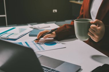 Vergi indirimi konsepti. Kadınlar kişisel gelir vergileri için vergi indirimi almak için harcamaları ve vergileri hesaplamak için bir hesap makinesi kullanıyorlar. Bireyler için vergi beyannamesi. Aylık giderler