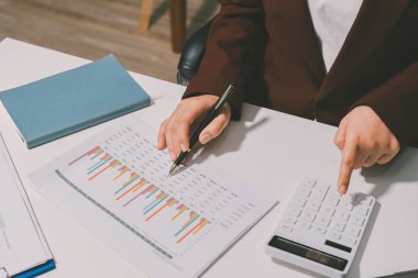 Vergi indirimi konsepti. Kadınlar kişisel gelir vergileri için vergi indirimi almak için harcamaları ve vergileri hesaplamak için bir hesap makinesi kullanıyorlar. Bireyler için vergi beyannamesi. Aylık giderler