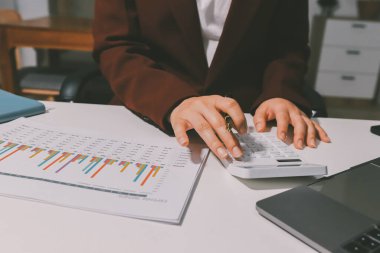 Vergi indirimi konsepti. Kadınlar kişisel gelir vergileri için vergi indirimi almak için harcamaları ve vergileri hesaplamak için bir hesap makinesi kullanıyorlar. Bireyler için vergi beyannamesi. Aylık giderler