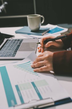 Vergi indirimi konsepti. Kadınlar kişisel gelir vergileri için vergi indirimi almak için harcamaları ve vergileri hesaplamak için bir hesap makinesi kullanıyorlar. Bireyler için vergi beyannamesi. Aylık giderler