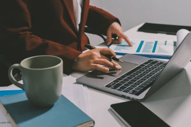 Vergi indirimi konsepti. Kadınlar kişisel gelir vergileri için vergi indirimi almak için harcamaları ve vergileri hesaplamak için bir hesap makinesi kullanıyorlar. Bireyler için vergi beyannamesi. Aylık giderler