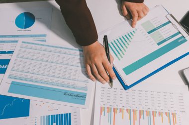 Vergi indirimi konsepti. Kadınlar kişisel gelir vergileri için vergi indirimi almak için harcamaları ve vergileri hesaplamak için bir hesap makinesi kullanıyorlar. Bireyler için vergi beyannamesi. Aylık giderler