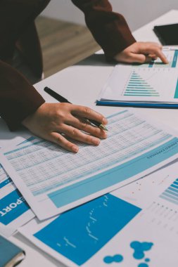 Vergi indirimi konsepti. Kadınlar kişisel gelir vergileri için vergi indirimi almak için harcamaları ve vergileri hesaplamak için bir hesap makinesi kullanıyorlar. Bireyler için vergi beyannamesi. Aylık giderler