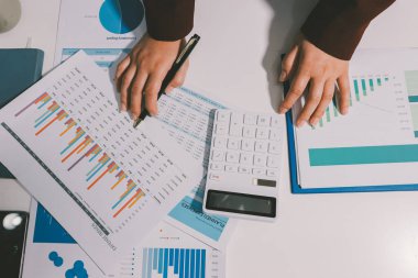 Vergi indirimi konsepti. Kadınlar kişisel gelir vergileri için vergi indirimi almak için harcamaları ve vergileri hesaplamak için bir hesap makinesi kullanıyorlar. Bireyler için vergi beyannamesi. Aylık giderler