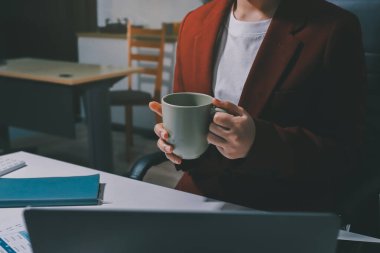 Vergi indirimi konsepti. Kadınlar kişisel gelir vergileri için vergi indirimi almak için harcamaları ve vergileri hesaplamak için bir hesap makinesi kullanıyorlar. Bireyler için vergi beyannamesi. Aylık giderler