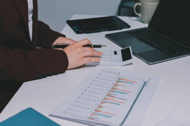 Vergi indirimi konsepti. Kadınlar kişisel gelir vergileri için vergi indirimi almak için harcamaları ve vergileri hesaplamak için bir hesap makinesi kullanıyorlar. Bireyler için vergi beyannamesi. Aylık giderler