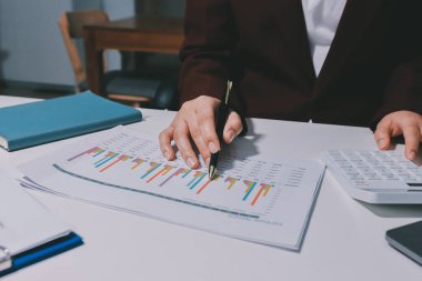 Vergi indirimi konsepti. Kadınlar kişisel gelir vergileri için vergi indirimi almak için harcamaları ve vergileri hesaplamak için bir hesap makinesi kullanıyorlar. Bireyler için vergi beyannamesi. Aylık giderler