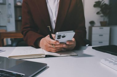 Vergi indirimi konsepti. Kadınlar kişisel gelir vergileri için vergi indirimi almak için harcamaları ve vergileri hesaplamak için bir hesap makinesi kullanıyorlar. Bireyler için vergi beyannamesi. Aylık giderler