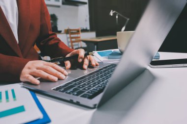 Vergi indirimi konsepti. Kadınlar kişisel gelir vergileri için vergi indirimi almak için harcamaları ve vergileri hesaplamak için bir hesap makinesi kullanıyorlar. Bireyler için vergi beyannamesi. Aylık giderler