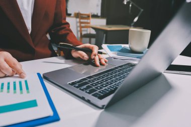 Vergi indirimi konsepti. Kadınlar kişisel gelir vergileri için vergi indirimi almak için harcamaları ve vergileri hesaplamak için bir hesap makinesi kullanıyorlar. Bireyler için vergi beyannamesi. Aylık giderler